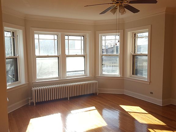 3rd image of 6650 N Artesian Ave #2F