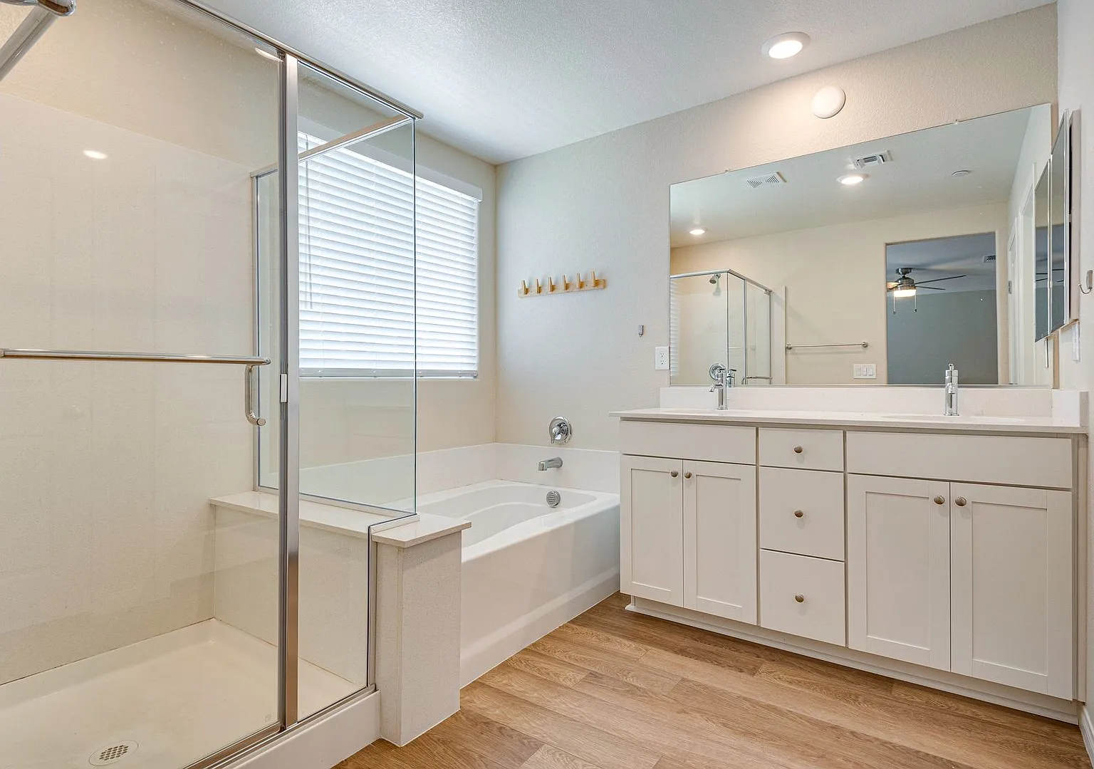 Beautiful 4-bedroom, 3-bath single-family home located in a gated community — Photo 3