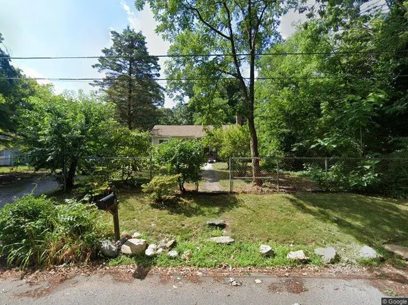 8 Woodlawn Avenue, Selden, NY 11784