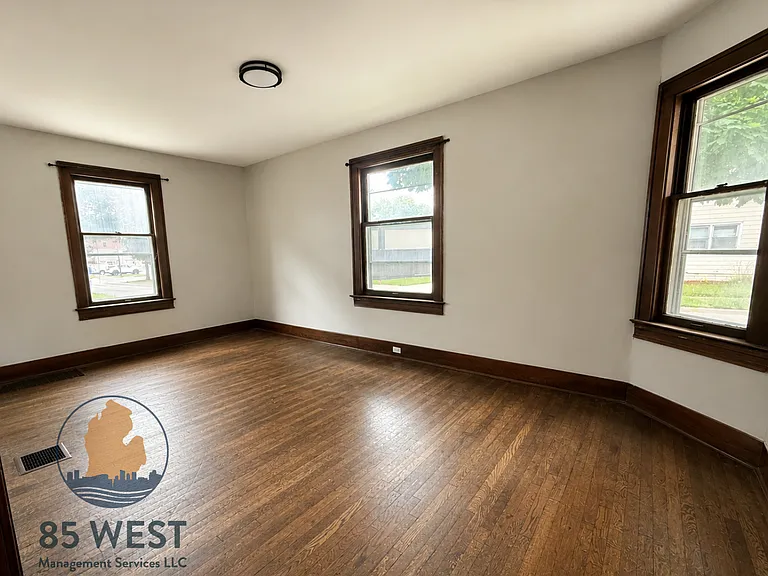 716 Alpine Ave NW — Photo 4