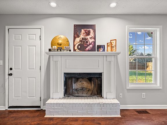3rd image of 2608 Marymont Dr