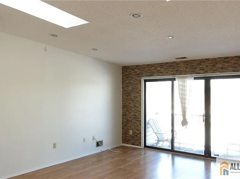 363 Lancaster Ct — Photo 9