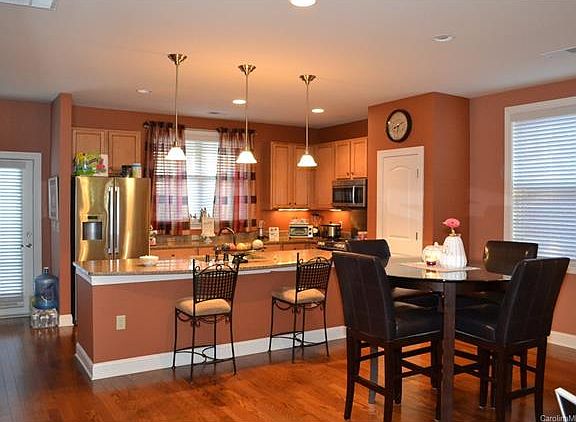 3rd image of 129K Irving Ave #2