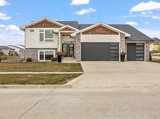 802 Timberview Dr, Adel, IA 50003
