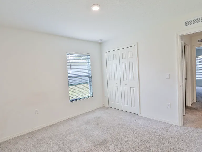 2352 SE Surrey Pl — Photo 7