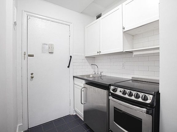 3rd image of 307 E 44th St APT 816