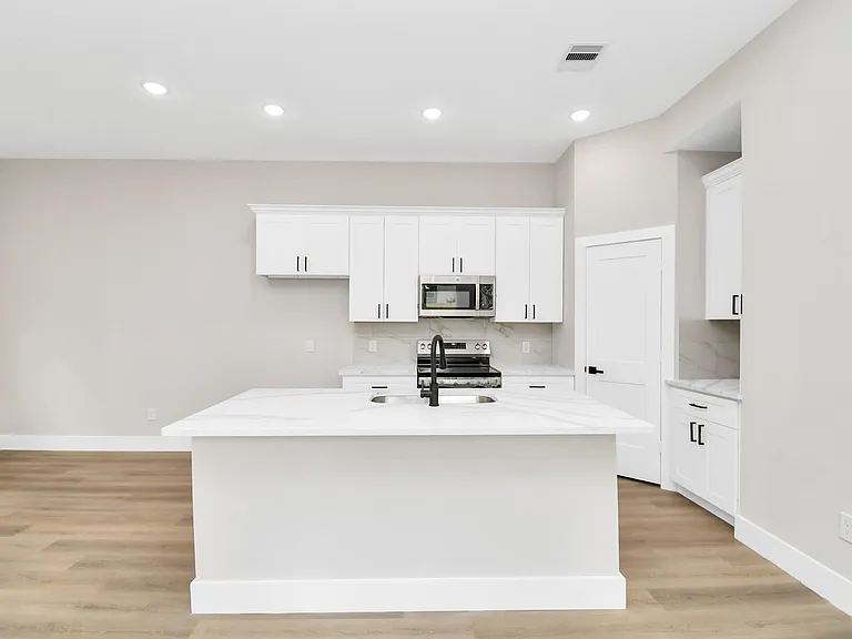 8409 Sunnyhill St — Photo 2