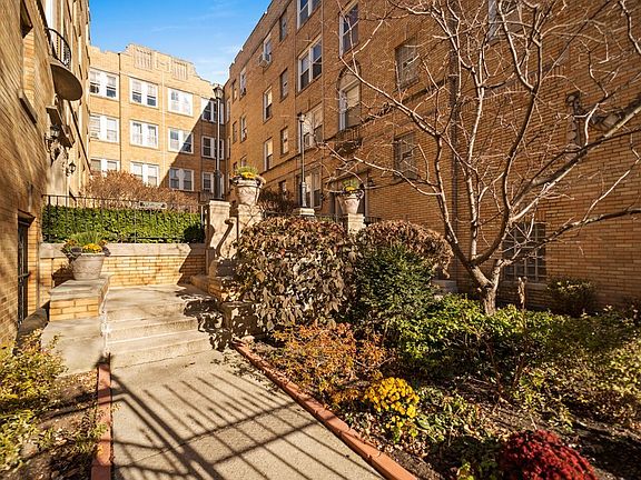 3rd image of 844 W Ainslie St APT L3