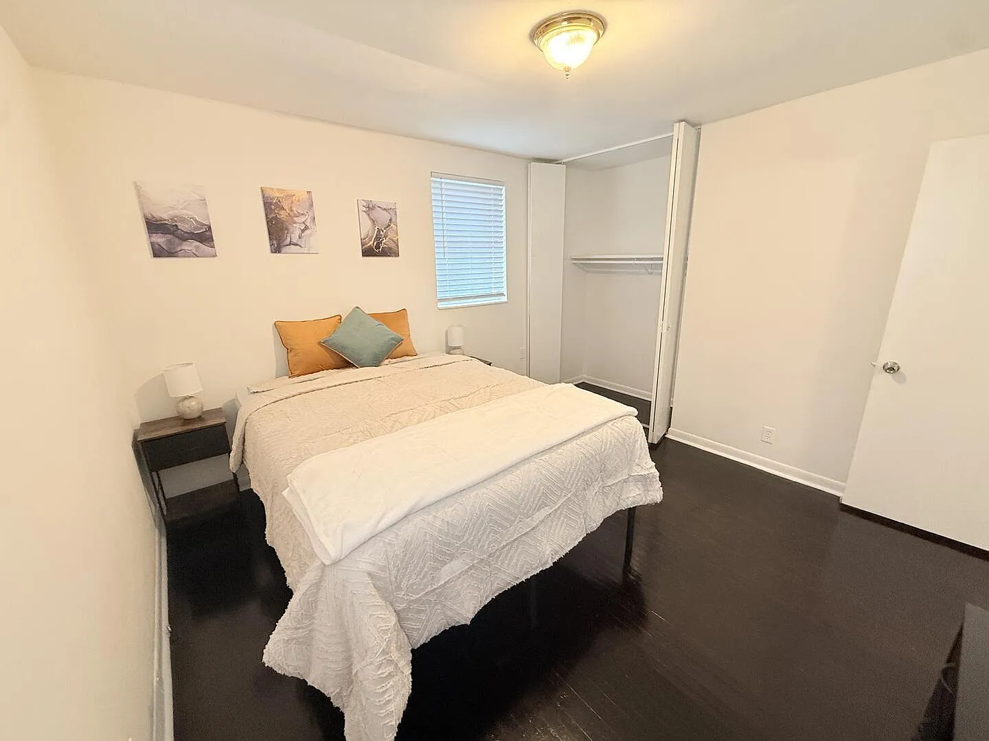 3 bed, 1.0 bath, 1050 sqft, $979 — Photo 3