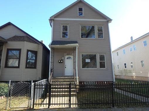 3rd image of 8947 S Escanaba Ave #1