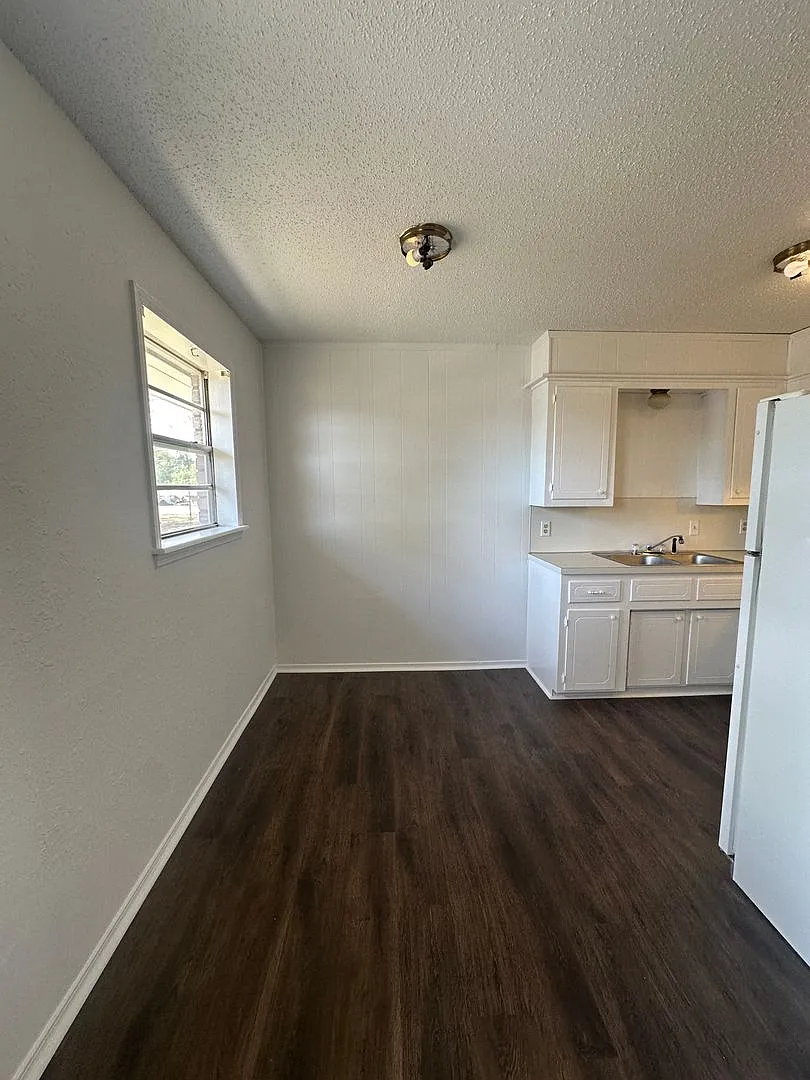 102 Maple Drive Duplex — Photo 4