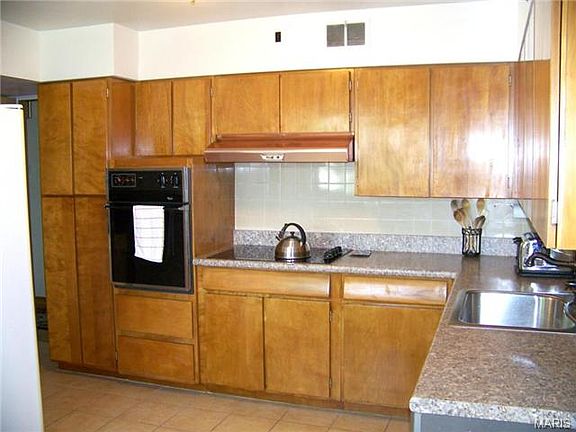 5th image of 504 Larsen Ln
