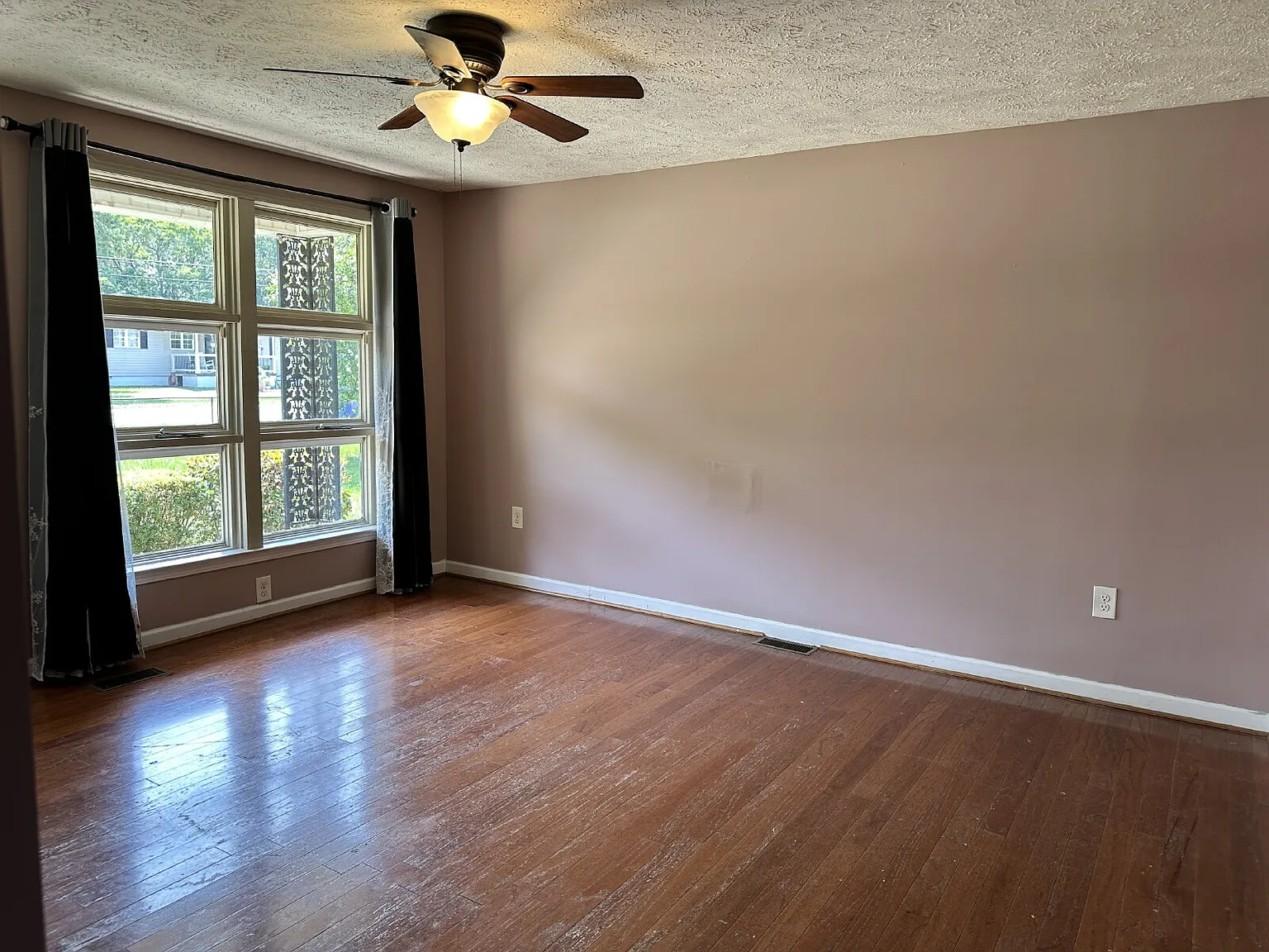 3 bed, 1.0 bath, 999 sqft, $1,100 — Photo 3