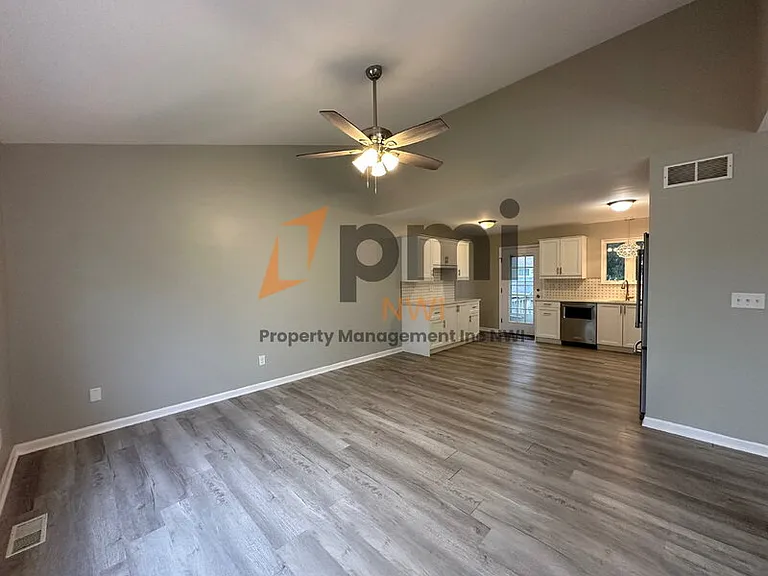 219 Sandalwood Dr — Photo 3
