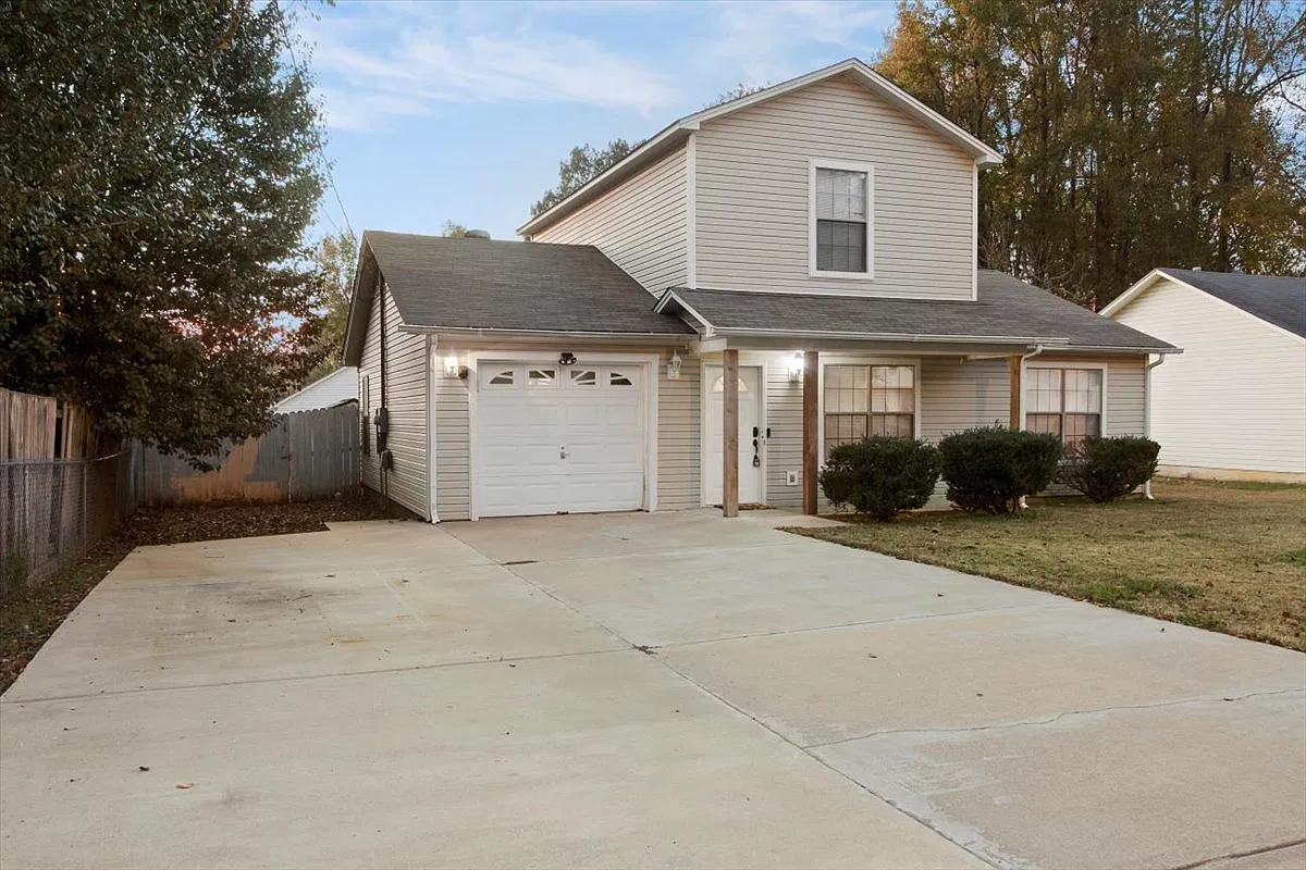 3 bed, 1388 sqft, $1,425 — Photo 2