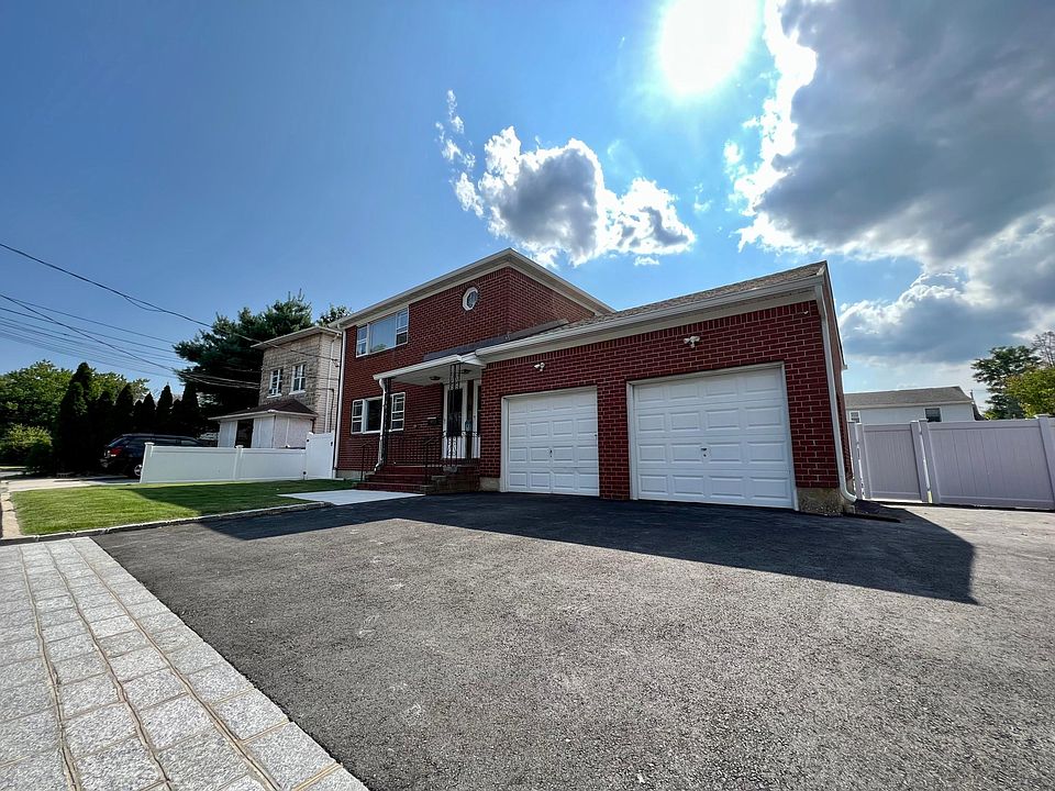 Full use of right side driveway (no garage use)