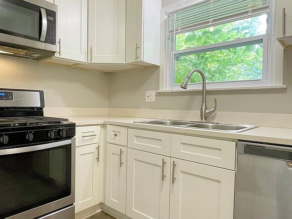 5th image of 901 E 79th St