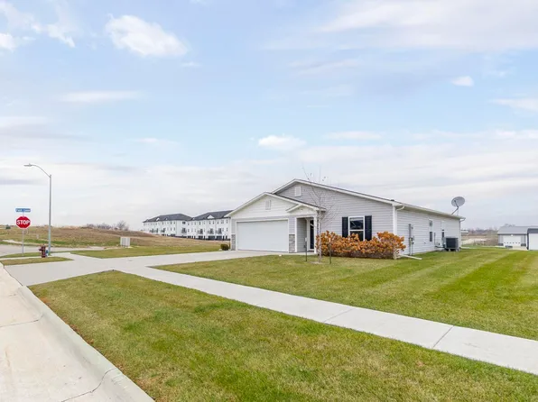 324 Post Oak Dr, Cedar Falls, IA 50613