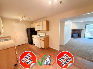 1360 Brook St APT E, Saint Charles, IL 60174