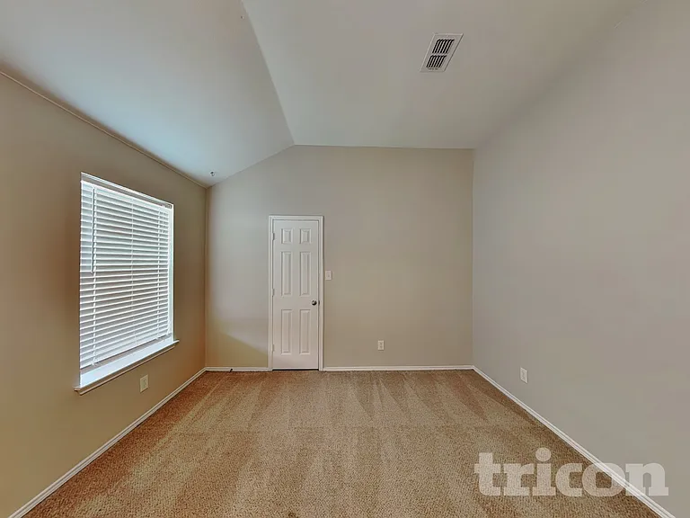 1584 Sandhurst Dr — Photo 8