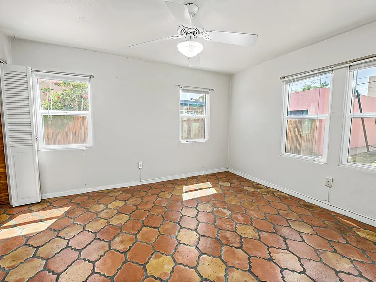 2710 E 6th St — Photo 14