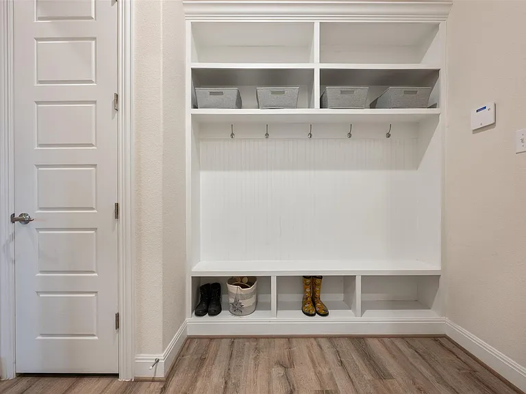725 Millcreek Ln — Photo 30