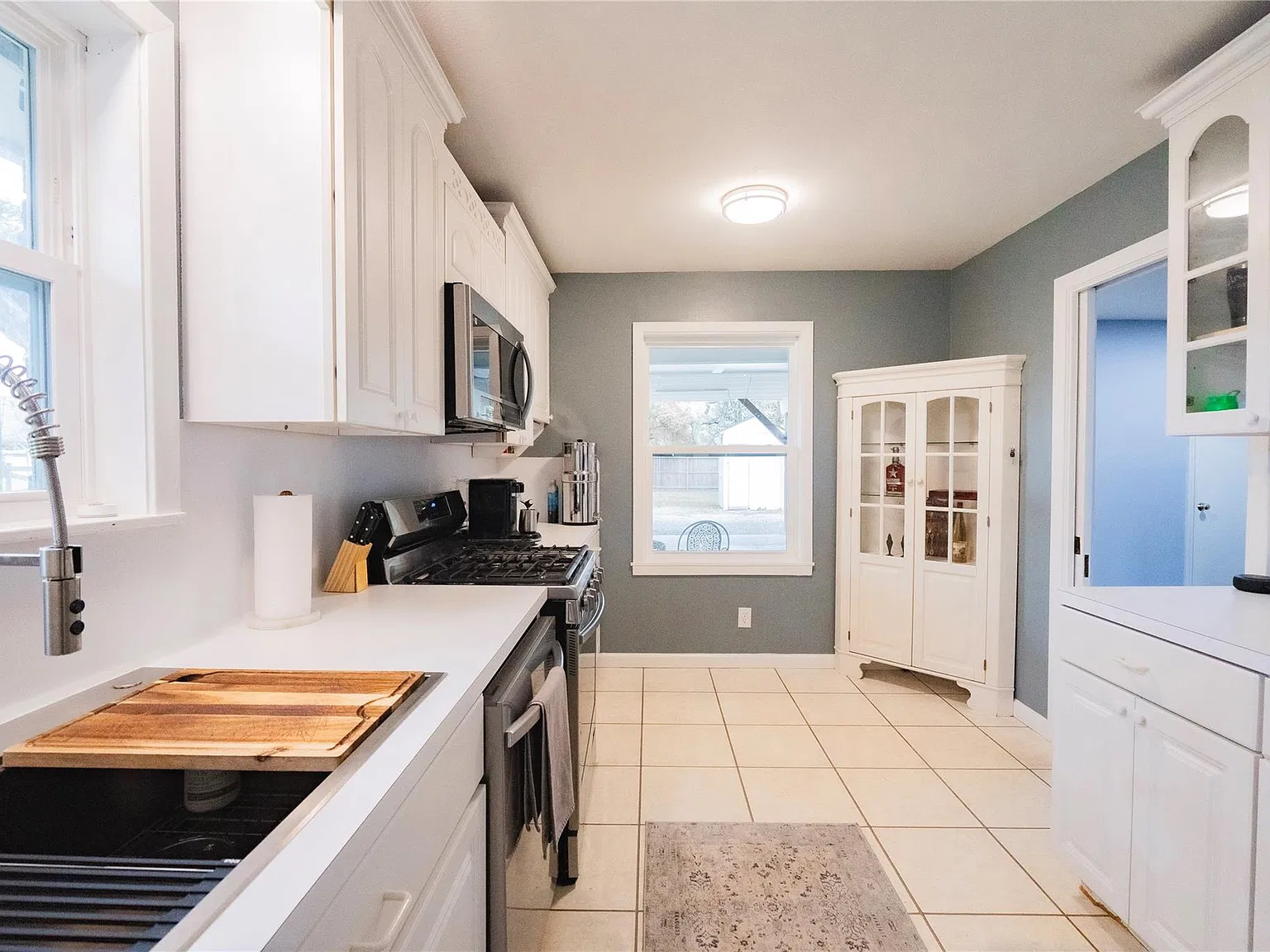 2 bed, 1.0 bath, 1195 sqft, $1,900 — Photo 4
