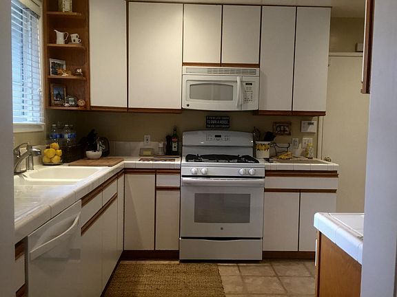 Gas Stove, Microwave, Eat in Kitchen, Large SS Refrigerator