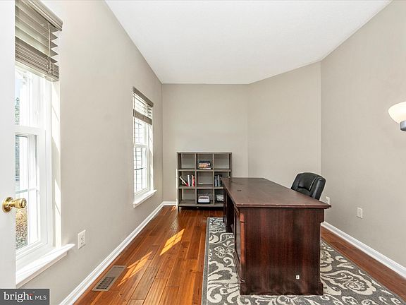 4th image of 1040 Norfolk Dr