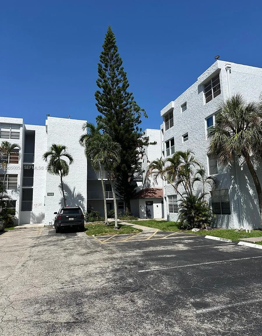 Live Oak Condominium Two — Photo 1