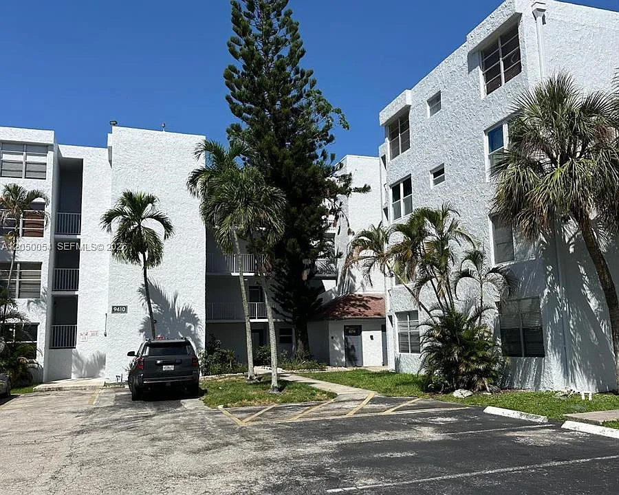9410 Live Oak Pl #305