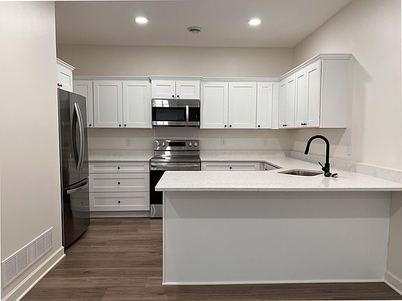 2nd image of 2550 Dawes Pl