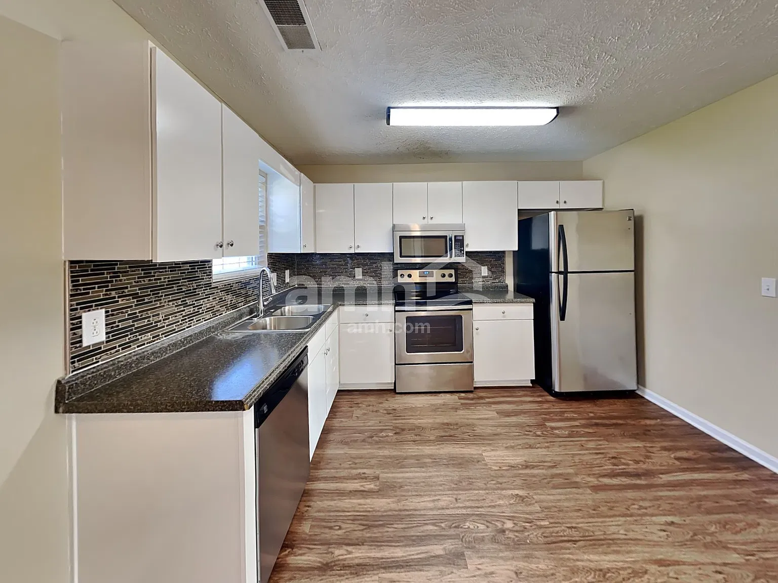 3 bed, 2.0 bath, 1150 sqft, $2,050 — Photo 3