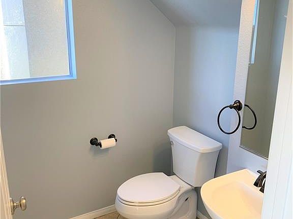 4th image of 221 W Buckthorn St