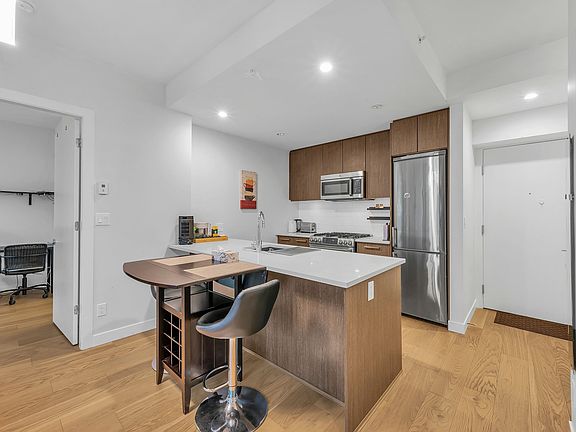 5th image of 9080 University Cres #1005
