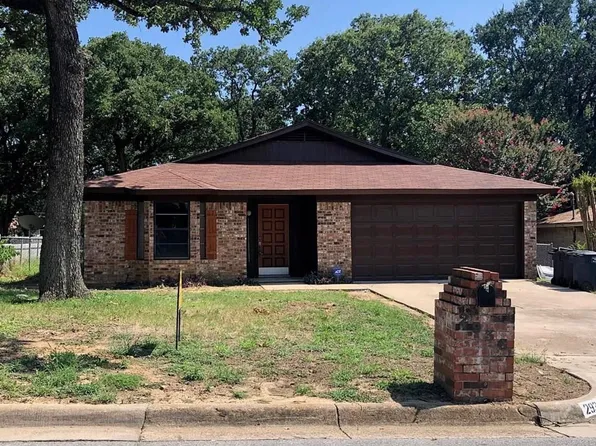 2936 Hunting Dr, Fort Worth, TX 76119