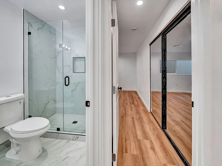 11845 Hamlin St — Photo 27