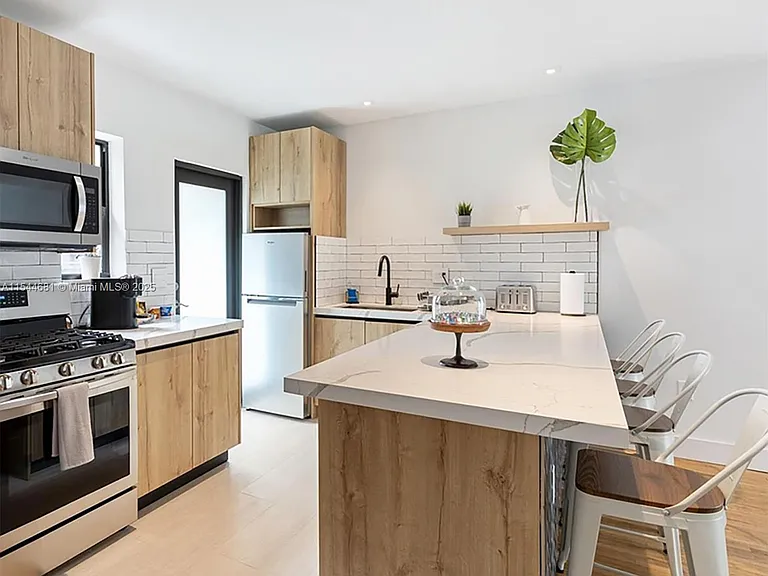 740 SW 9th St #1 — Photo 4