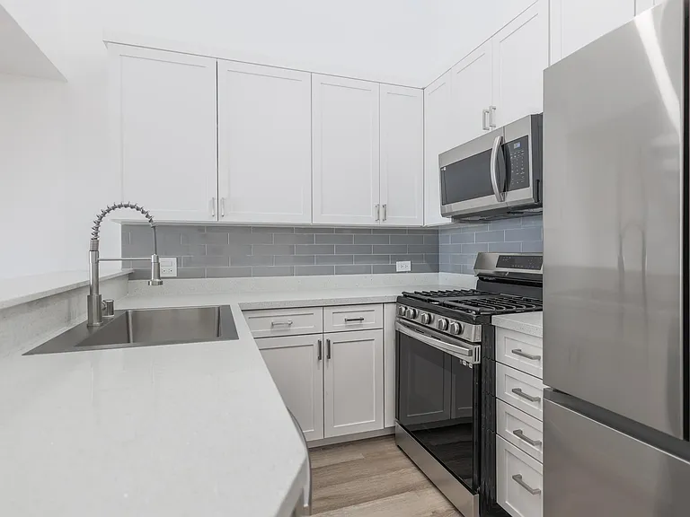 7918 Reseda Blvd — Photo 44