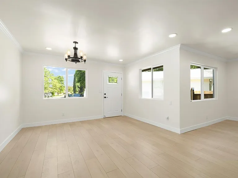6120 Friendly Ct — Photo 11