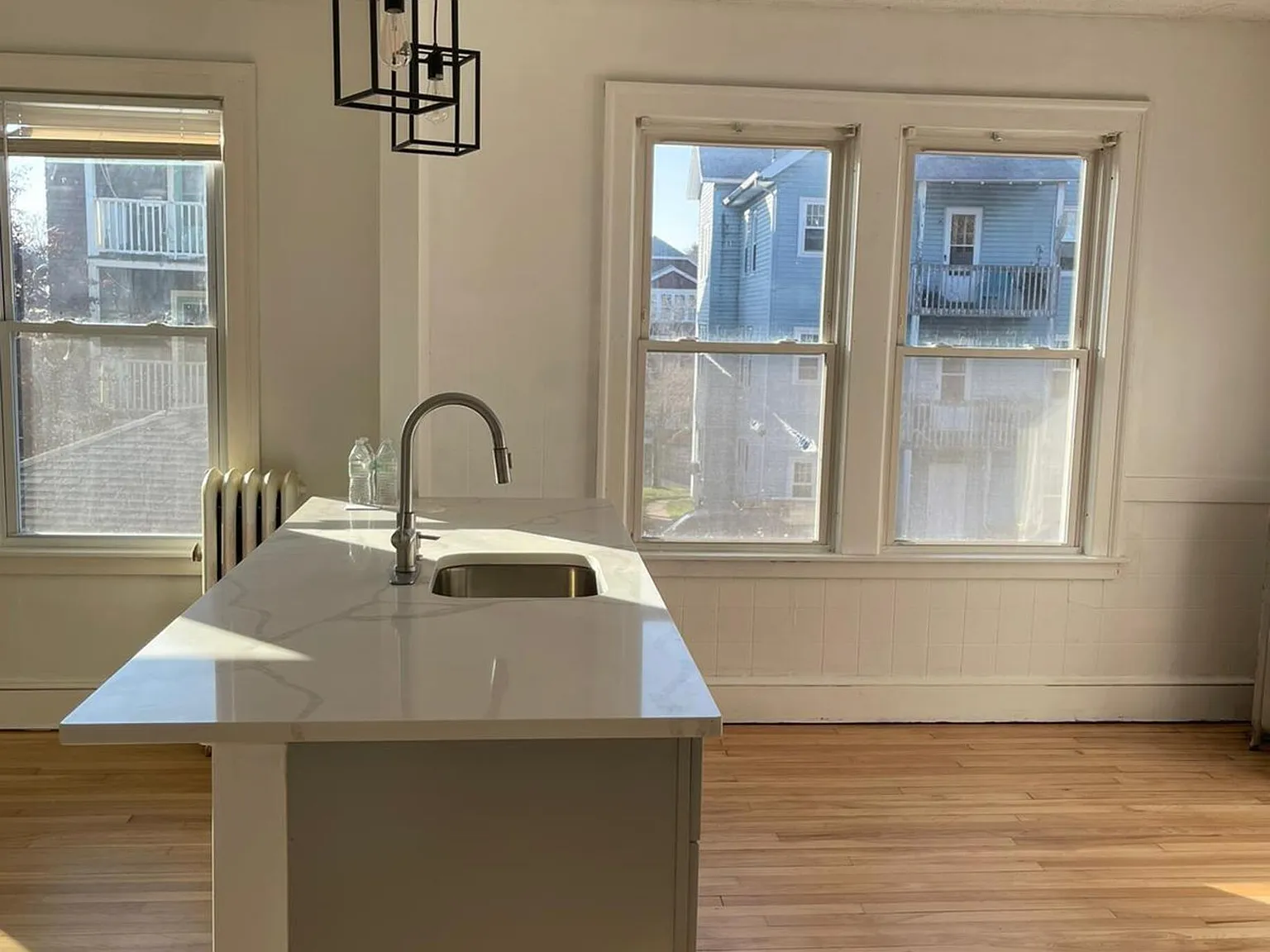 3 bed, 1.0 bath, 4062 sqft, $2,200 — Photo 4
