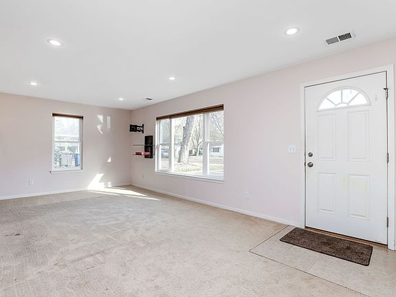 3rd image of 2434 Pinecrest Ave