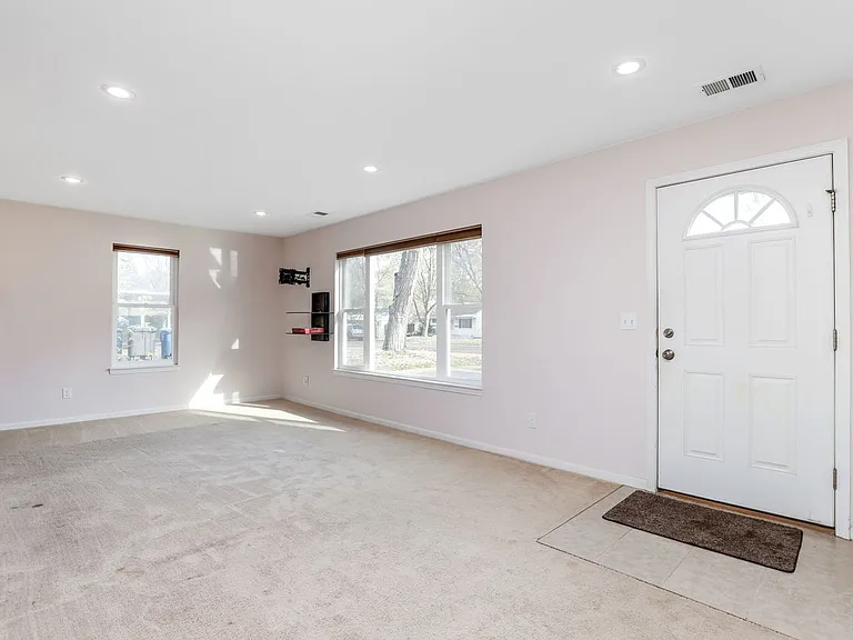 2434 Pinecrest Ave — Photo 3