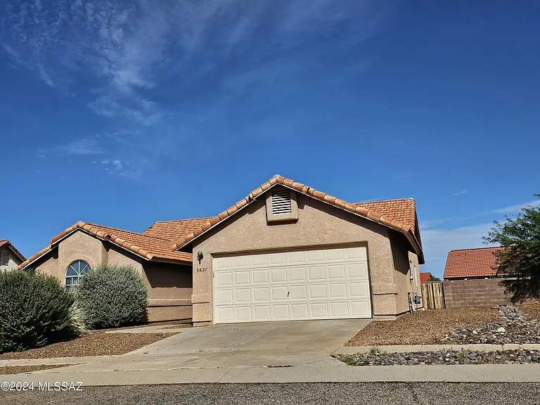 9827 N Stonecreek Pl — Photo 2