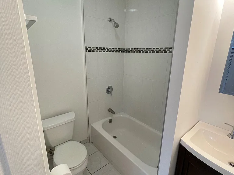 2360 W Dickens Ave #2E — Photo 6