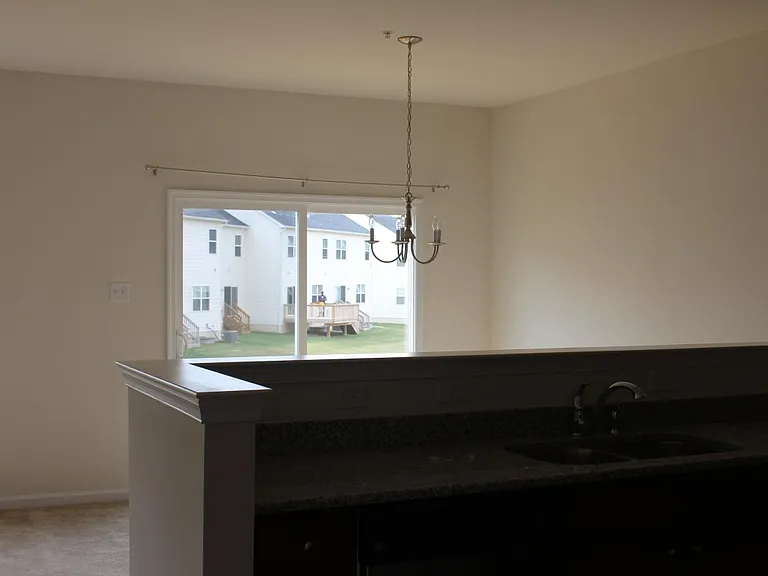 976 King Way — Photo 3