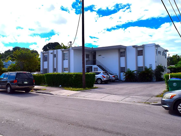 2610 SW 16th Ter — Photo 1