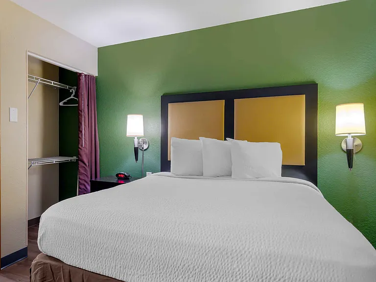 Deluxe Studio - 1 Queen Bed