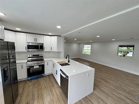 4th image of 4715 SW 23rd St