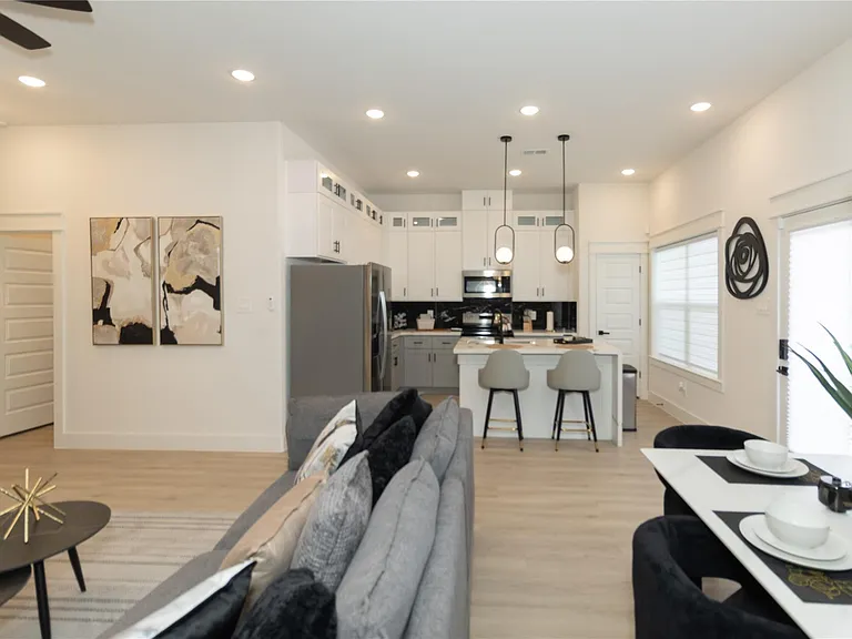 4902 Higgins St #B — Photo 7